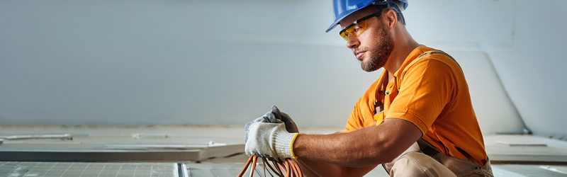 Elektriker bei der Arbeit
